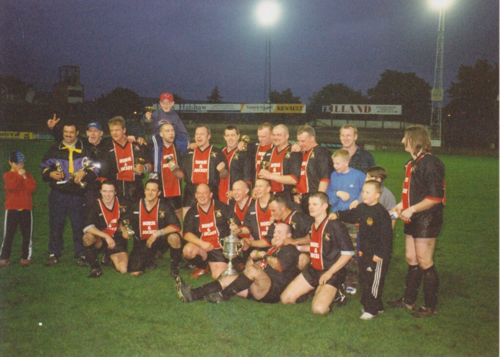 2000 Park Amateurs Halifax Cup winners with trophy
